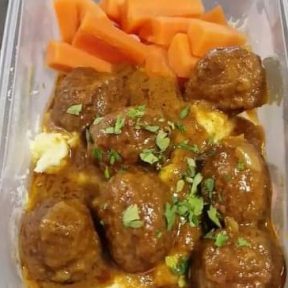 Meatballs in Curry Sauce with Mash Potato _ Veg (1)